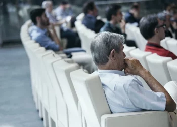 Audiencja słuchająca prowadzącego.