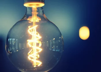 Świecąca się żarówka. Cieple światło.