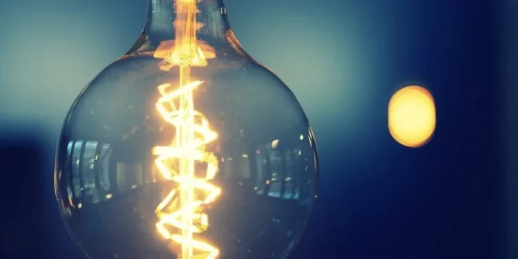Świecąca się żarówka. Cieple światło.