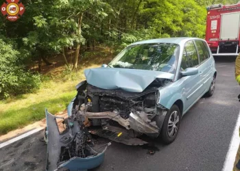 Zniszczone auto biorące udział w wypadku na DW 434