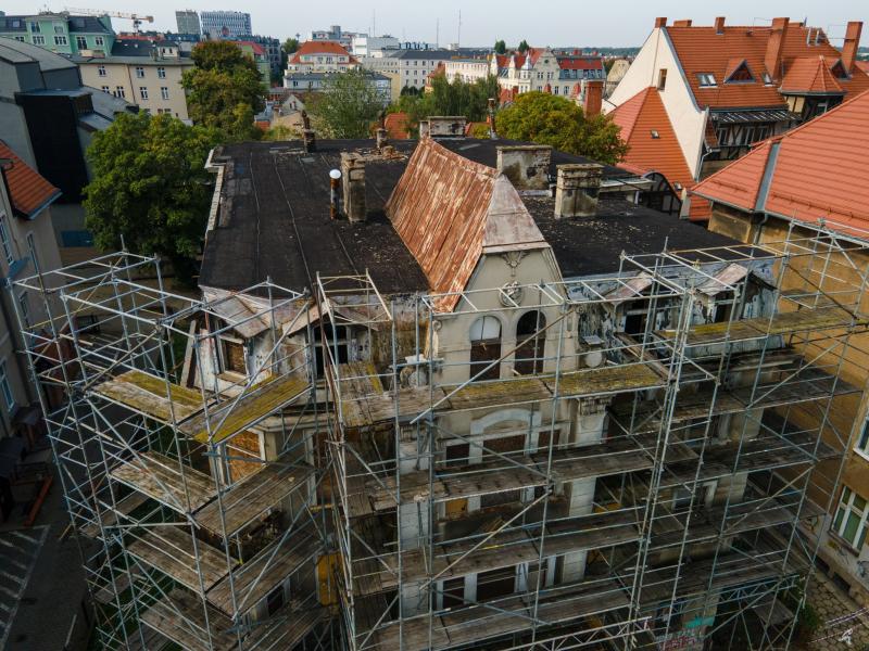 Zbliżenie na kamienicę na ul. Roosevelta 8 w Poznaniu. Widać opłakany stan, w jakim znalazł się budynek.