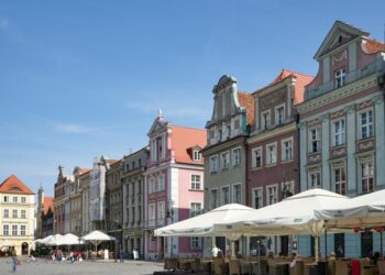 Stary Rynek, kolorowe kamienice, ludzie spędzający czas w kawiarniach i restauracjach