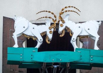 Poznańskie koziołki – historia i legenda ratuszowej wieży w Poznaniu