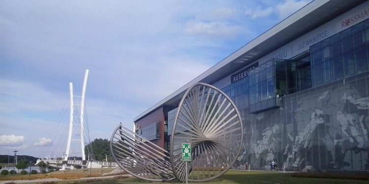 Trwa rozbiórka Galerii Malta w Poznaniu - jednej z największych galerii handlowych!