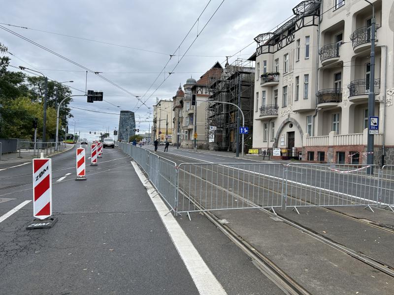 Rzut na zamkniętą ulicę Roosevelta w stronę Kaponiery. Ulica jest zamknięta barierką, a jedyny pas dostępny dla samochodów znajduje się od strony przystanku autobusowego.