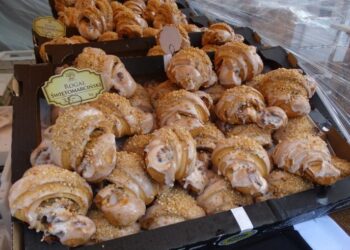 Gdzie kupić oryginalne i certyfikowane rogale świętomarcińskie w Poznaniu? Sprawdź cukiernie!