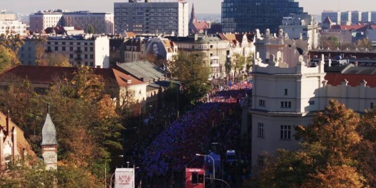 Startuje 9. edycja Biegu Niepodległości RUNPOLAND w Poznaniu. Biegacze utworzą żywą flagę, źródło: facebook.com / Bieg Niepodległości