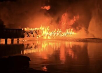Spłonęło doszczętnie molo na jeziorze Strzeszyńskim w Poznaniu. Policja zidentyfikowała dwóch podejrzanych