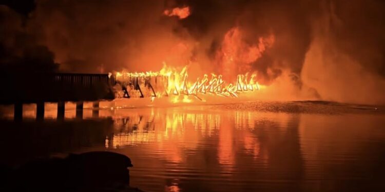 Spłonęło doszczętnie molo na jeziorze Strzeszyńskim w Poznaniu. Policja zidentyfikowała dwóch podejrzanych