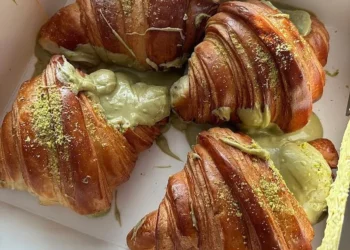 Sprawdź, gdzie znaleźć najlepsze wyroby pistacjowe w Poznaniu! Fot. Basia Czajka / Opinie Google Pretty Cukiernia