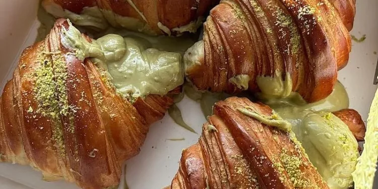 Sprawdź, gdzie znaleźć najlepsze wyroby pistacjowe w Poznaniu! Fot. Basia Czajka / Opinie Google Pretty Cukiernia