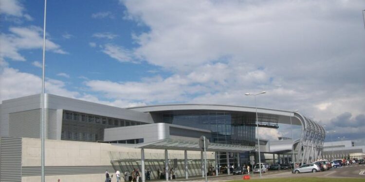 Poznań-Ławica zapowiada duże zmiany w funkcjonowaniu. Czego mogą spodziewać się pasażerowie? źródło: wikipedia.org