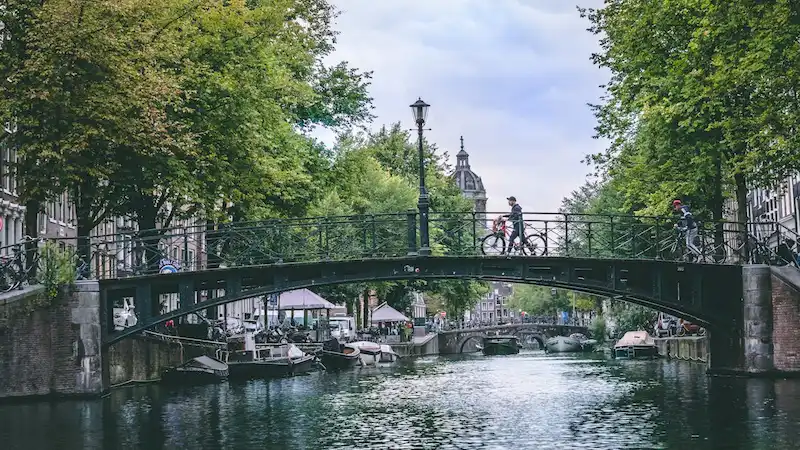 Od teraz dostępne częściej loty do Amsterdamu, gdzie czeka wiele atrakcyjnych połączeń na dalsze podróże. / zdj. Chait Goli pexels