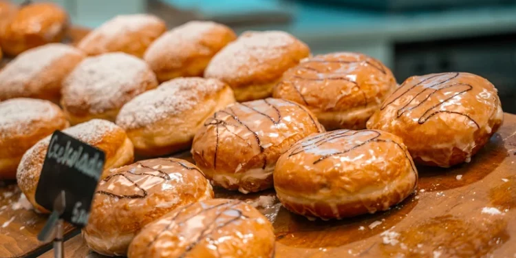 tłusty czwartek - lada z pączkami