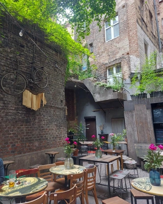 Stoliki na zewnątrz klubokawiarni Dragon Social Club.