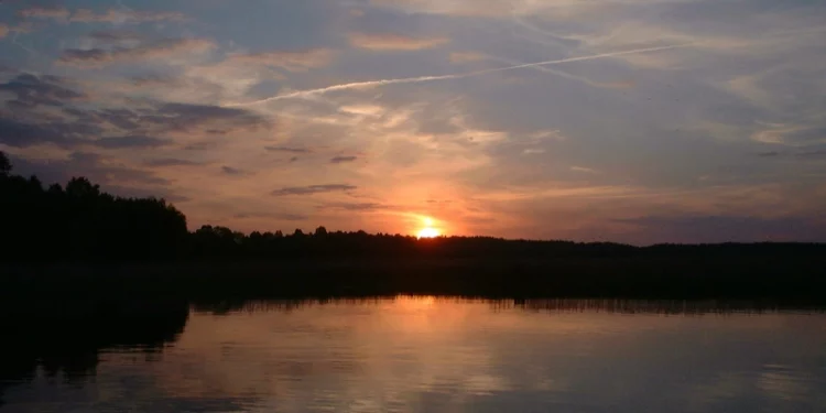 Zachód słońca nad jeziorem.