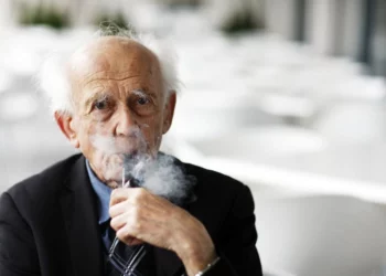 Zygmunt Bauman, wypuszczający dym z fajki.
