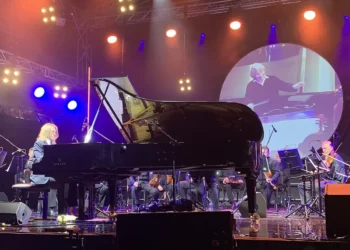 Zdjęcie z Enter Enea Festival z 2020 roku. Na scenie Leszek Możdżer i Amadeus Orchestra.