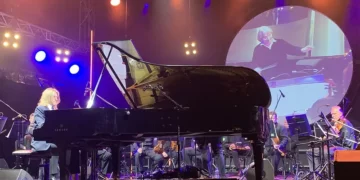 Zdjęcie z Enter Enea Festival z 2020 roku. Na scenie Leszek Możdżer i Amadeus Orchestra.