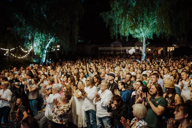 Nocne zdjęcie publiczności Enter Enea Festival, trzynastej edycji.