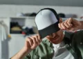 Czapka snapback - jak wybrać i z czym nosić najmodniejszy dodatek sezonu?