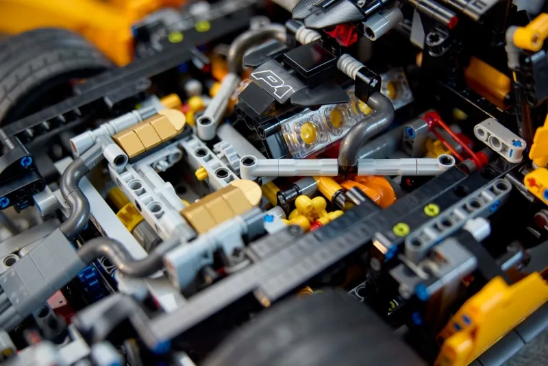LEGO Technic McLaren P1 pod maską, fot. LEGO / facebook.com