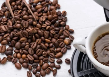 Ziarna kawy arabiki i filiżanka espresso
