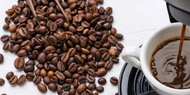 Ziarna kawy arabiki i filiżanka espresso