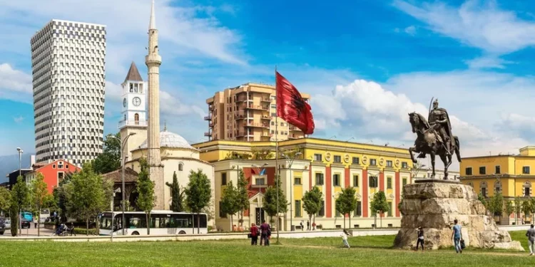 Nowe letnie połączenie z Poznania do Albanii – Ryanair poleci do Tirany