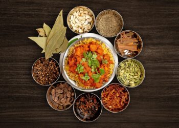 Stół z potrawami kuchni indyjskiej – symbol smaków i tradycji indyjskiej w Poznaniu.