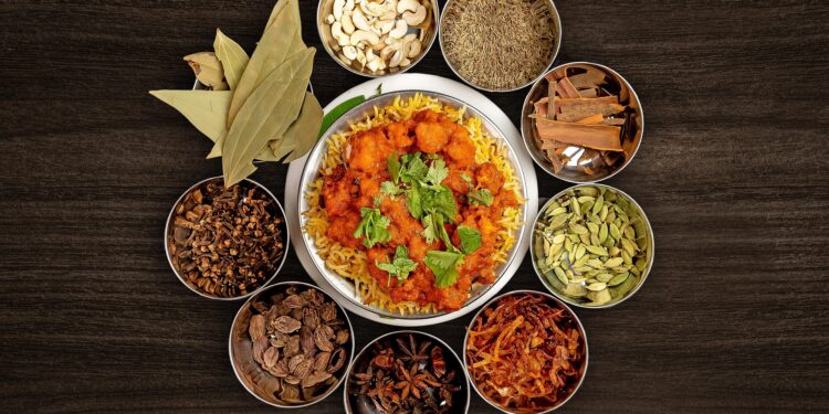 Stół z potrawami kuchni indyjskiej – symbol smaków i tradycji indyjskiej w Poznaniu.