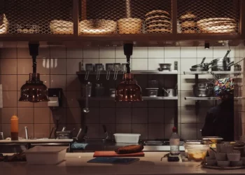 Piec piekarniczy vs. gastronomiczny: kluczowe różnice w funkcjach i budowie – co warto wiedzieć, wybierając sprzęt do wypieków?