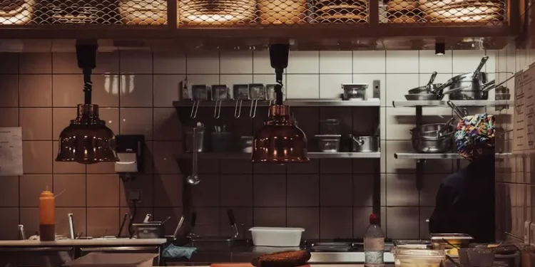 Piec piekarniczy vs. gastronomiczny: kluczowe różnice w funkcjach i budowie – co warto wiedzieć, wybierając sprzęt do wypieków?