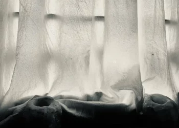 Zawsze idealnie gładkie. Sekret firan, których nie trzeba prasować