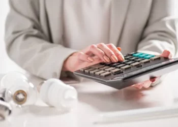 Kalkulator, fot. EdZbarzhyvetsky / Vista