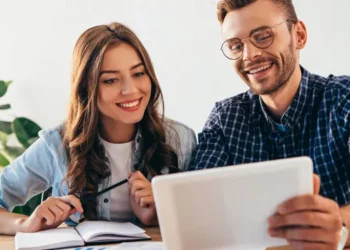 Zadowoleni pracownicy, fot. AllaSerebrina / Vista