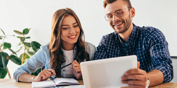 Zadowoleni pracownicy, fot. AllaSerebrina / Vista