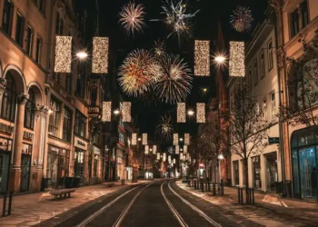 Fajerwerki nad ulicą miasta – Wiedeński Nowy Rok 2026 w Poznaniu