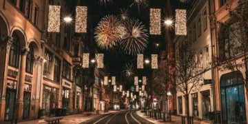 Fajerwerki nad ulicą miasta – Wiedeński Nowy Rok 2026 w Poznaniu