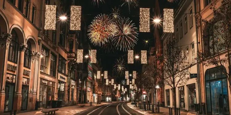 Fajerwerki nad ulicą miasta – Wiedeński Nowy Rok 2026 w Poznaniu