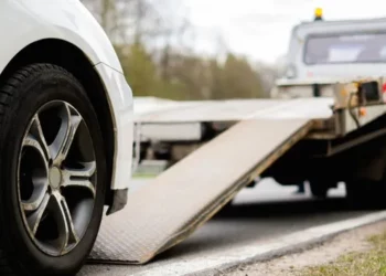 Samochód na lawecie, fot. nejron / Vista