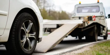 Samochód na lawecie, fot. nejron / Vista