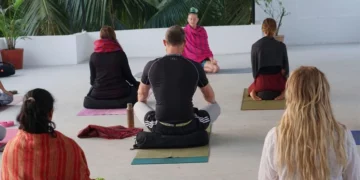 Joga w spokojnej przestrzeni – wydarzenia jogowe w Poznaniu na chłodne dni