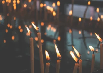 Świeczki tworzące atmosferę koncertu – wyjątkowy koncert w Poznaniu