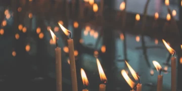 Świeczki tworzące atmosferę koncertu – wyjątkowy koncert w Poznaniu