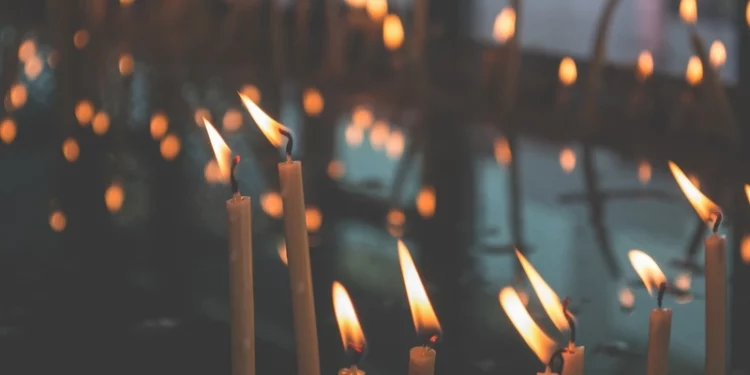 Świeczki tworzące atmosferę koncertu – wyjątkowy koncert w Poznaniu